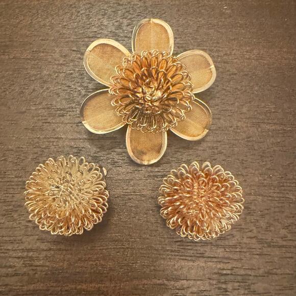 VTG Gold Tone Star Burst Clip on Earrings & Brooch Flower Retro Round Studs - Picture 10 of 10